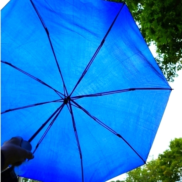 New Umbrella Blue Folds Compact Opens to Full 42" Size Spring Summer Fall - Picture 1 of 7